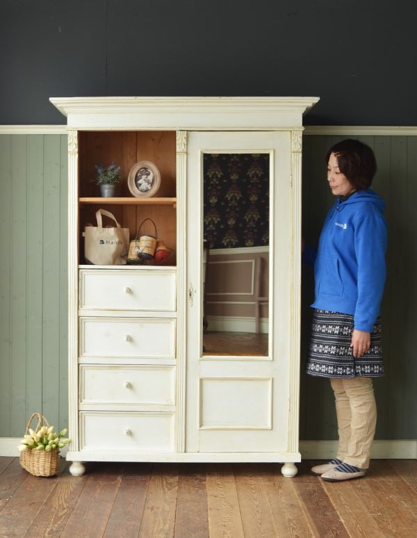 アンティーク家具 フレンチアンティークの収納家具、ミラー付きキャビネット(ワードローブ)。細かく仕切られているので、家事に忙しい女性にピッタリの使い心地!(モデルの身長は163cmです)【 全体 】幅126.5×奥行48.5×高さ182.5cm。(d-1055-f)