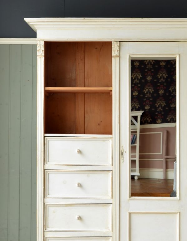 アンティーク家具 フレンチアンティークの収納家具、ミラー付きキャビネット(ワードローブ)。アンティークらしい風合いがステキなキャビネット。(d-1055-f)