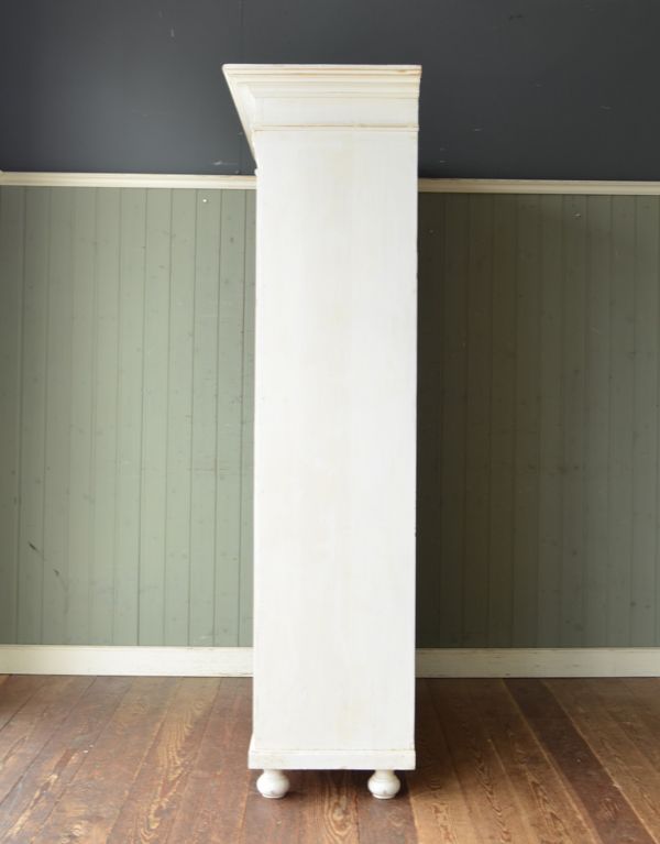 アンティーク家具 フレンチアンティークの収納家具、ミラー付きキャビネット(ワードローブ)。サイドもキレイにペイントしてあります。(d-1055-f)