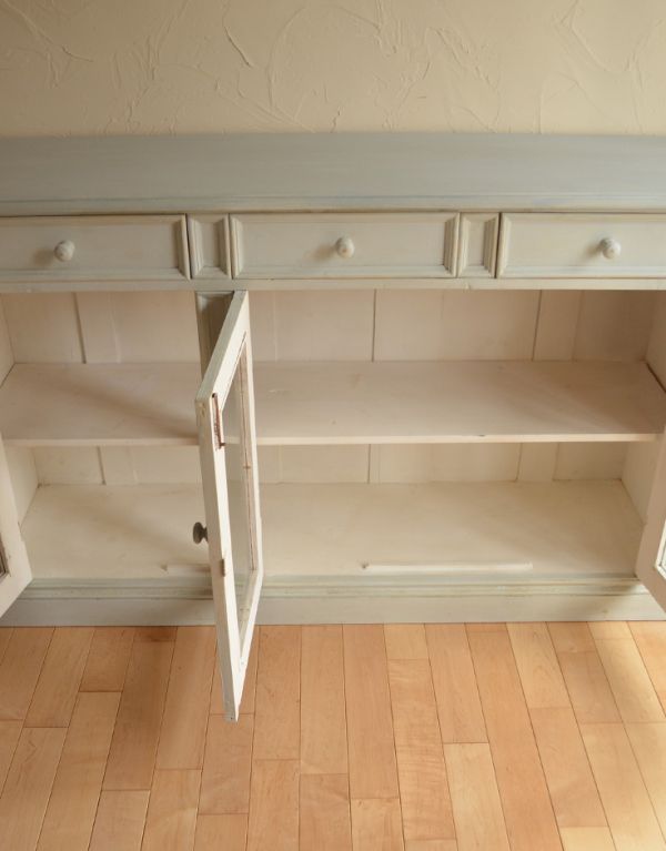 アンティーク家具　アンティークのフレンチ家具、グレーペイントのガラスキャビネット。内側が明るいカラーのペイントなので、閉じたときも開いたときも可愛いですよ。(d-1057-f)