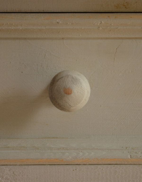 アンティーク家具　アンティークのフレンチ家具、グレーペイントのガラスキャビネット。風合いがいい感じの木製の取っ手。(d-1057-f)