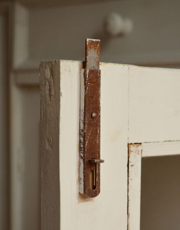 アンティーク家具　アンティークのフレンチ家具、グレーペイントのガラスキャビネット。扉を留めるためのドアストッパーも当時のものです。(d-1057-f)