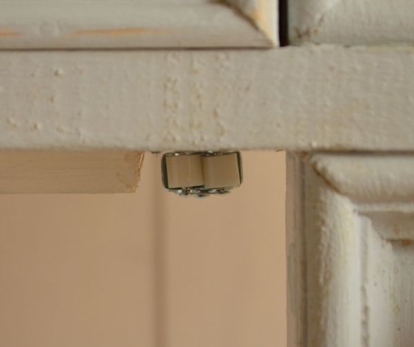 アンティーク家具　アンティークのフレンチ家具、グレーペイントのガラスキャビネット。扉にはローラーキャッチャーが付いているので、開け閉めがスムーズです。(d-1057-f)