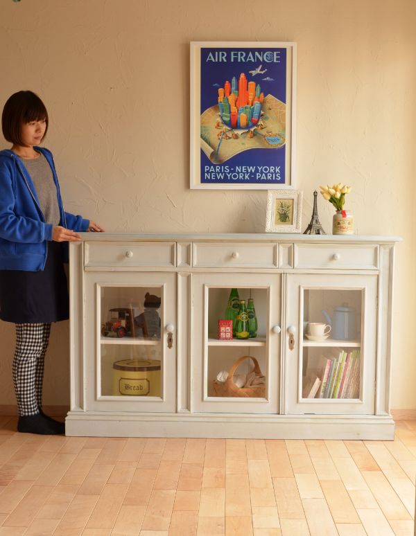 アンティーク家具　アンティークのフレンチ家具、グレーペイントのガラスキャビネット。食器、リネン、本など・・・分けてしっかり収納。(d-1057-f)