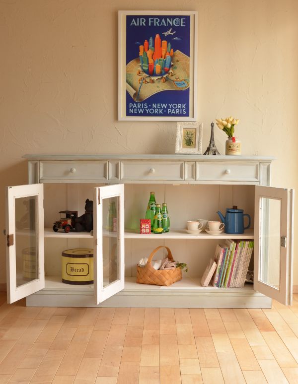 アンティーク家具　アンティークのフレンチ家具、グレーペイントのガラスキャビネット。見た目の美しさはモチロン、しっかり収納力もある優れたキャビネットです。(d-1057-f)