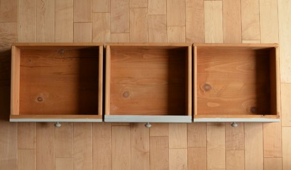 アンティーク家具　アンティークのフレンチ家具、グレーペイントのガラスキャビネット。引き出しは合計３杯。(d-1057-f)