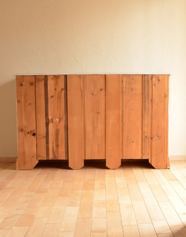 アンティーク家具　アンティークのフレンチ家具、グレーペイントのガラスキャビネット。裏側もきちんとメンテナンスしているので、キレイな状態です。(d-1057-f)