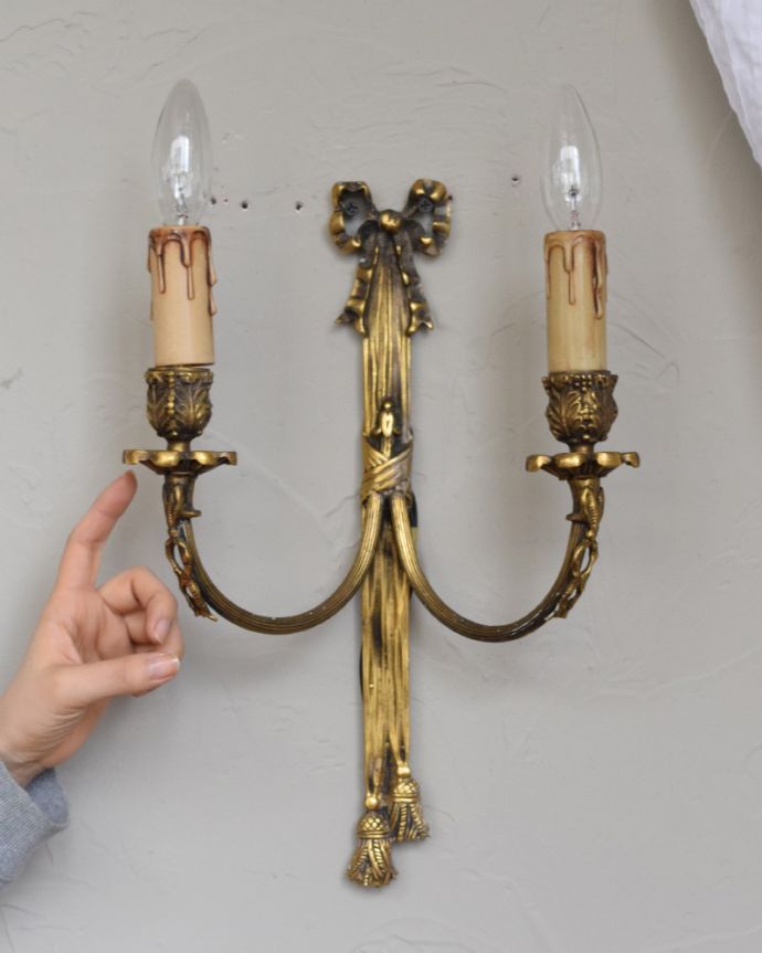 壁付けブラケット　照明・ライティング　フランス輸入のリボンが可愛い真鍮製のアンティーク ウォールブラケット　（Ｅ17シャンデリア球付）。存在感のある素敵なアンティークのウォールランプです。(d-1057-z)