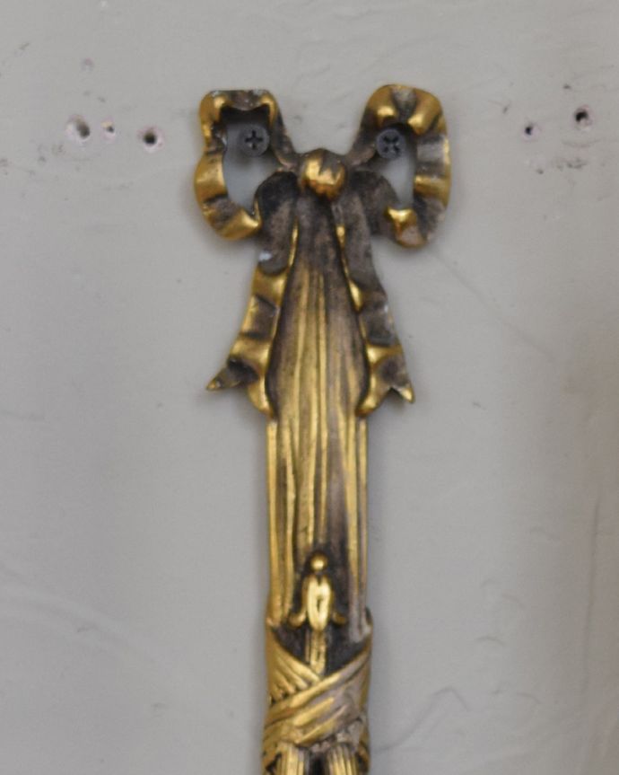 壁付けブラケット　照明・ライティング　フランス輸入のリボンが可愛い真鍮製のアンティーク ウォールブラケット　（Ｅ17シャンデリア球付）。トップには可愛いリボンが付いています。(d-1057-z)