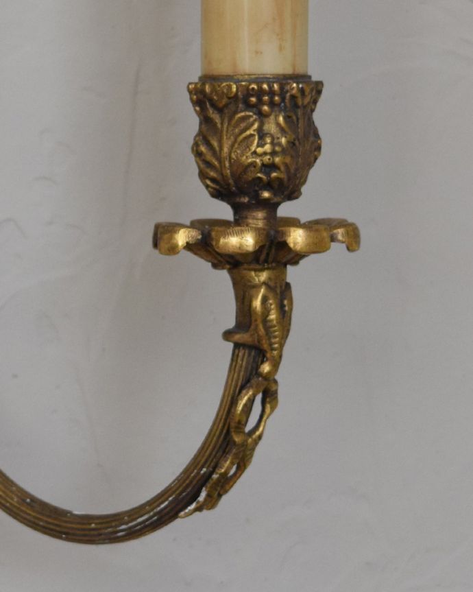 壁付けブラケット　照明・ライティング　フランス輸入のリボンが可愛い真鍮製のアンティーク ウォールブラケット　（Ｅ17シャンデリア球付）。昼間は存在感のあるインテリアとしてお部屋を明るくしてくれますよ。(d-1057-z)