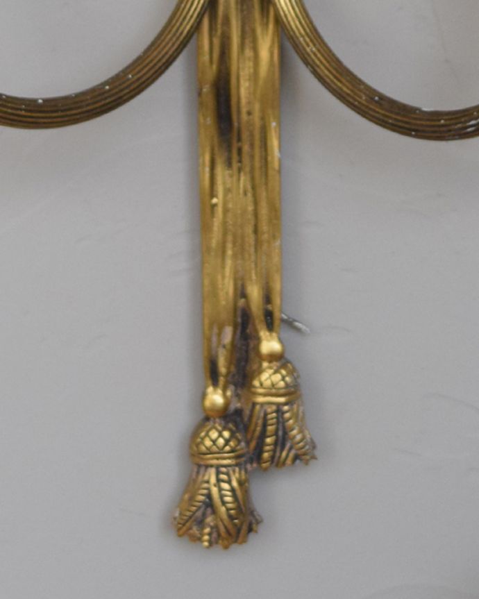 壁付けブラケット　照明・ライティング　フランス輸入のリボンが可愛い真鍮製のアンティーク ウォールブラケット　（Ｅ17シャンデリア球付）。真鍮でタッセルが再現されています。(d-1057-z)