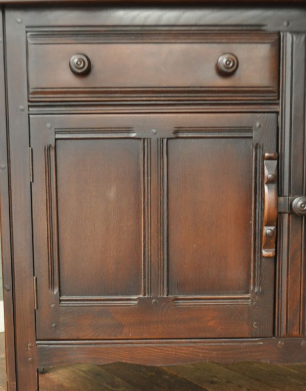 アーコールの家具 アンティーク家具 イギリスのシンプルなアンティーク家具、アーコールのサイドボード。アーコール社らしいシンプルだけど存在感のある装飾が施されています。(d-1060-f)