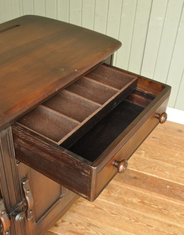 アーコールの家具 アンティーク家具 イギリスのシンプルなアンティーク家具、アーコールのサイドボード。向かって右側の引き出しの中には、仕切りつきのトレイが付いています。(d-1060-f)