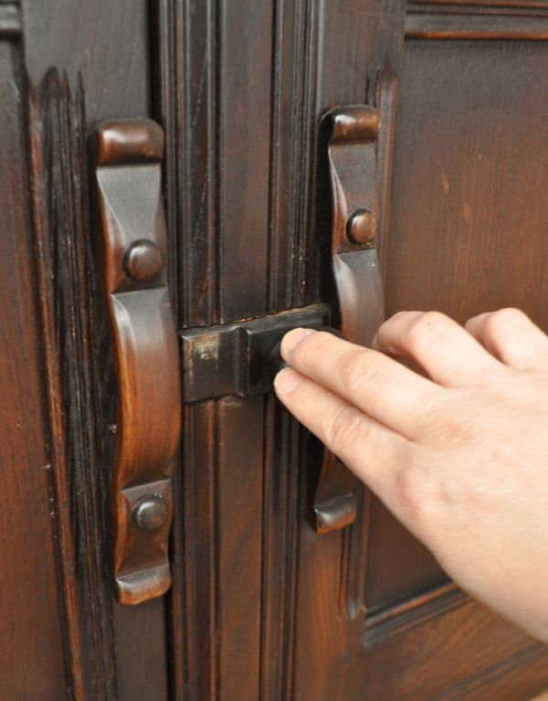 アーコールの家具 アンティーク家具 イギリスのシンプルなアンティーク家具、アーコールのサイドボード。扉を留めるストッパーがあります。(d-1060-f)