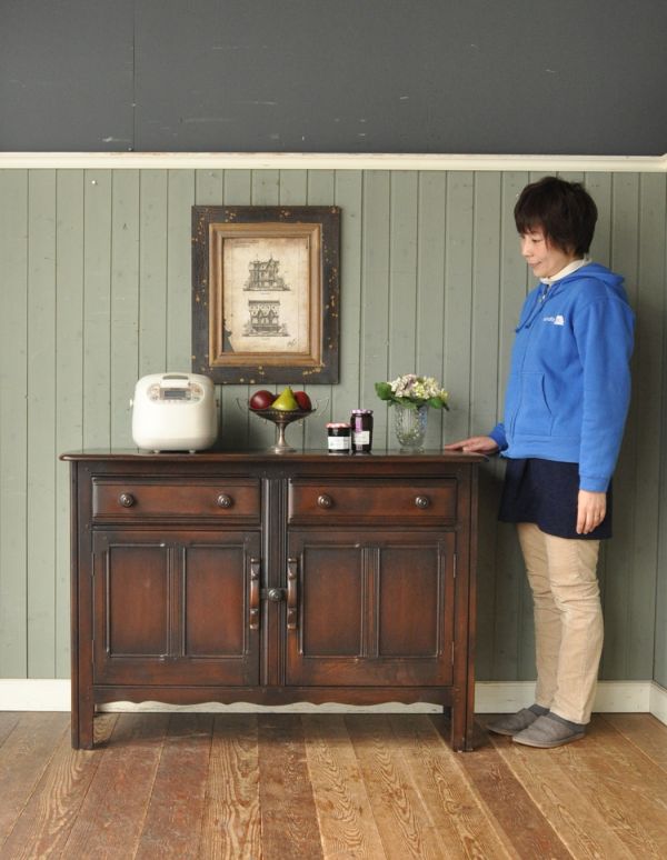 アーコールの家具 アンティーク家具 イギリスのシンプルなアンティーク家具、アーコールのサイドボード。家電もオシャレに見えてしまうので、リビングで電話を置いたり、ダイニングで食器をしまったりと実用性もバッチリです!(モデルの身長は163cmです)【 全体 】幅123×奥行48×高さ84.5cm。(d-1060-f)
