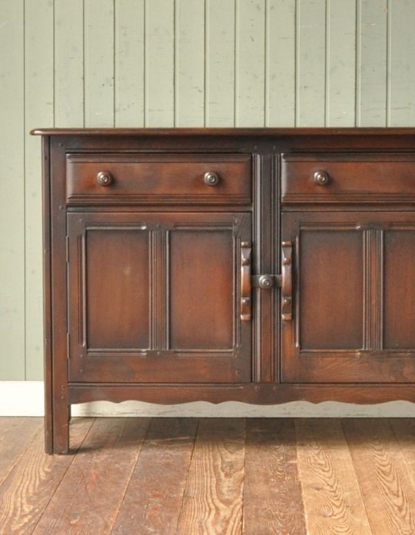 アーコールの家具 アンティーク家具 イギリスのシンプルなアンティーク家具、アーコールのサイドボード。キッチンやダイニングでも置きやすいサイドボードです。(d-1060-f)