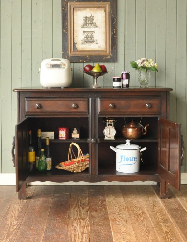 アーコールの家具 アンティーク家具 イギリスのシンプルなアンティーク家具、アーコールのサイドボード。扉の奥はたっぷり収納。(d-1060-f)