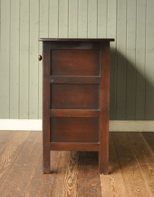 アーコールの家具 アンティーク家具 イギリスのシンプルなアンティーク家具、アーコールのサイドボード。サイドから見てもキレイな状態です。(d-1060-f)