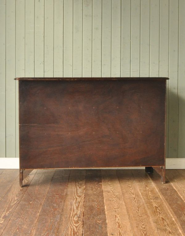 アーコールの家具 アンティーク家具 イギリスのシンプルなアンティーク家具、アーコールのサイドボード。きちんとメンテナンスしているので後ろから見ても美しいです。(d-1060-f)