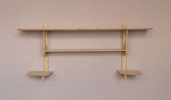 ウォールシェルフ・ウォールハンガー　アンティーク家具　アンティークの壁付け家具、アイボリー色のウォールシェルフ 。殺風景になりがちなお部屋の壁が、明るくてにぎやかな印象に！【 全体 】幅93×奥行15×高さ39.5cm（棚）幅56×奥行8×高さ14cm（左右棚）幅15.5×奥行13×高さ15cm。(d-1061-f)