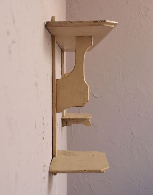 ウォールシェルフ・ウォールハンガー　アンティーク家具　アンティークの壁付け家具、アイボリー色のウォールシェルフ 。凝ったカッティングがされています。(d-1061-f)