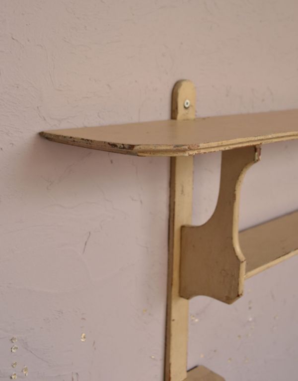 ウォールシェルフ・ウォールハンガー　アンティーク家具　アンティークの壁付け家具、アイボリー色のウォールシェルフ 。アイボリーペイントはアンティークならではの絶妙なカラー。(d-1061-f)