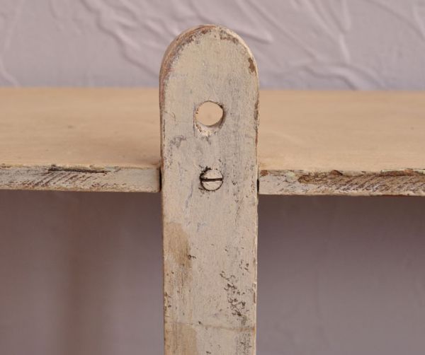 ウォールシェルフ・ウォールハンガー　アンティーク家具　アンティークの壁付け家具、アイボリー色のウォールシェルフ 。壁に取り付ける用の金具が付いています。(d-1061-f)