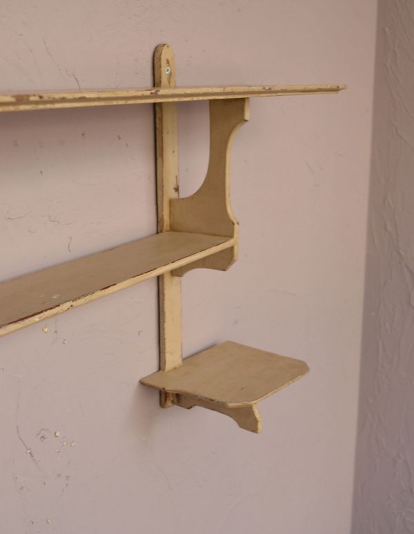 ウォールシェルフ・ウォールハンガー　アンティーク家具　アンティークの壁付け家具、アイボリー色のウォールシェルフ 。ディスプレイをたっぷり楽しめる広い棚です。(d-1061-f)