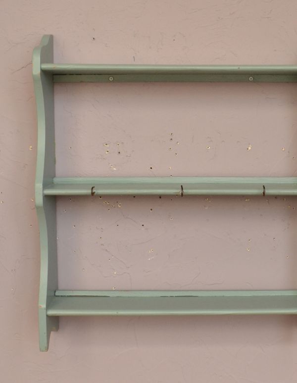 ハンドルアンティークスタイル アンティーク家具 壁に付けられる棚、ペイントのアンティーク家具、ウォールシェルフ。殺風景になりがちなお部屋の壁が、明るくてにぎやかな印象に!アンティークのペイントの風合いをお楽しみください。(d-1062-f)