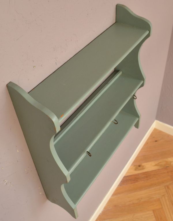 ハンドルアンティークスタイル アンティーク家具 壁に付けられる棚、ペイントのアンティーク家具、ウォールシェルフ。ディスプレイとたっぷり楽しめる3段タイプ!写真立てやオブジェを置いたり、キッチン用品を置いたりしてもいいですね。(d-1062-f)