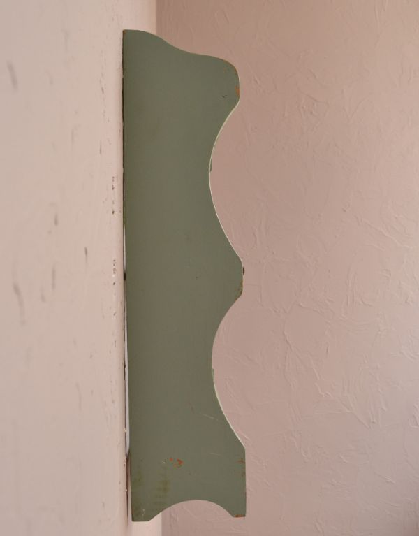 ハンドルアンティークスタイル アンティーク家具 壁に付けられる棚、ペイントのアンティーク家具、ウォールシェルフ。可愛らしいカッティングがされています。(d-1062-f)