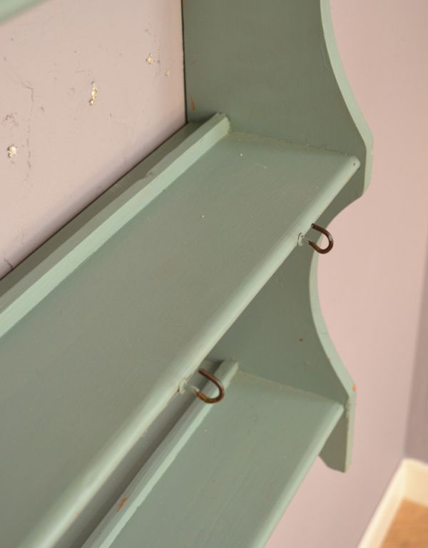 ハンドルアンティークスタイル アンティーク家具 壁に付けられる棚、ペイントのアンティーク家具、ウォールシェルフ。棚の下には、フックが3つ付いています。(d-1062-f)