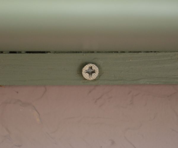 ハンドルアンティークスタイル アンティーク家具 壁に付けられる棚、ペイントのアンティーク家具、ウォールシェルフ。壁に取り付ける用の金具が付いています。(d-1062-f)