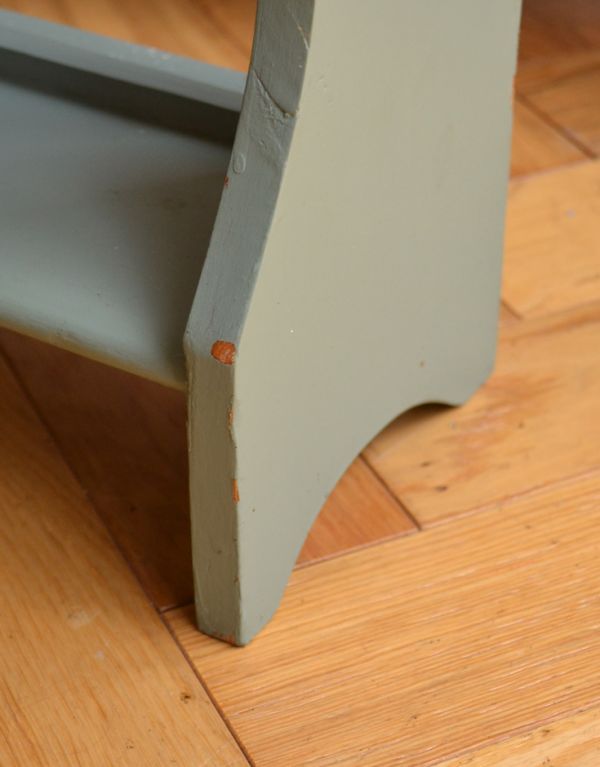 ハンドルアンティークスタイル アンティーク家具 壁に付けられる棚、ペイントのアンティーク家具、ウォールシェルフ。脚付きなので、床置きもできます。(d-1062-f)