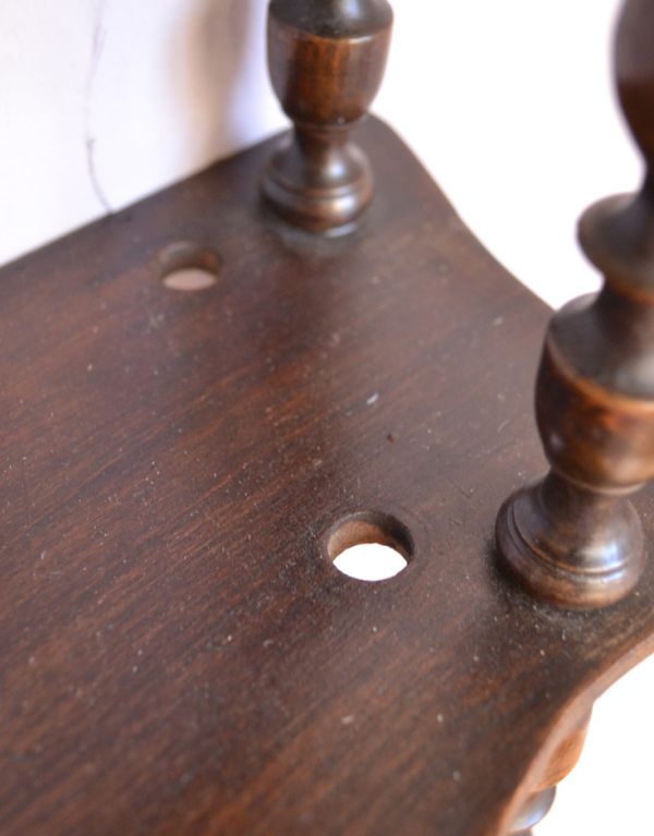 ウォールシェルフ・ウォールハンガー　アンティーク家具　お洒落なアンティークウッドシェルフ、ディスプレイラック。真ん中の段に穴が4つあります。(d-1063-f)