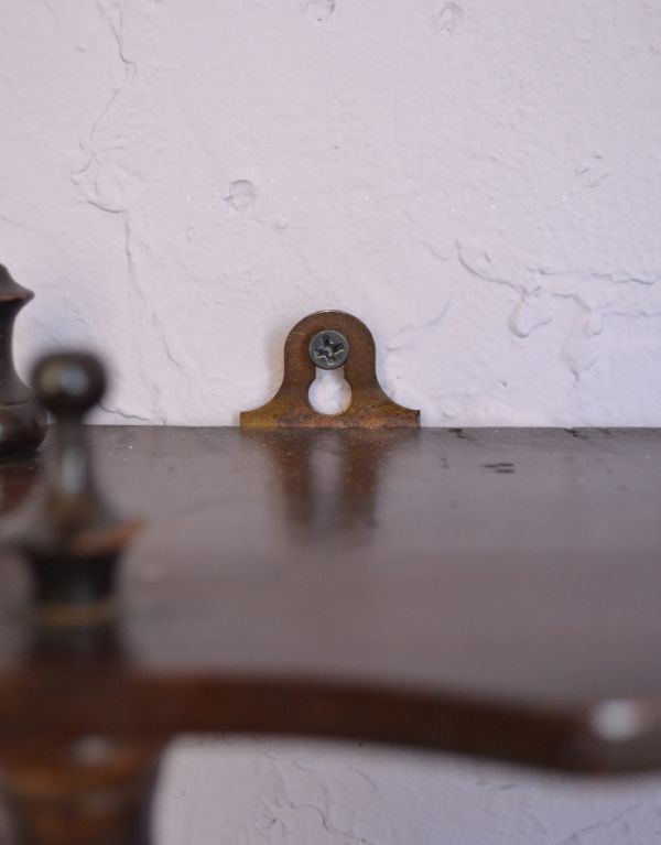 ウォールシェルフ・ウォールハンガー　アンティーク家具　お洒落なアンティークウッドシェルフ、ディスプレイラック。壁に取り付けられる様に金具も付いています。(d-1063-f)