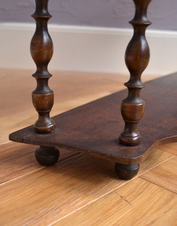 ウォールシェルフ・ウォールハンガー　アンティーク家具　お洒落なアンティークウッドシェルフ、ディスプレイラック。脚付きなので、床置きもできます。(d-1063-f)