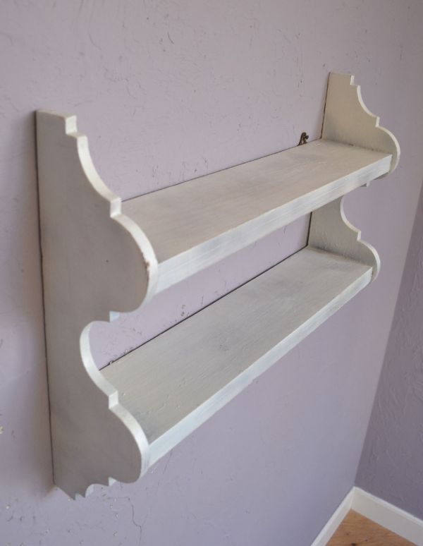 ウォールシェルフ・ウォールハンガー　アンティーク家具　アンティークの小さなペイント家具、たっぷり飾れるウォールシェルフ。ディスプレイとたっぷり楽しめる２段タイプ！写真立てやオブジェを置いたり、キッチン用品を置いたりしてもいいですね。(d-1065-f)