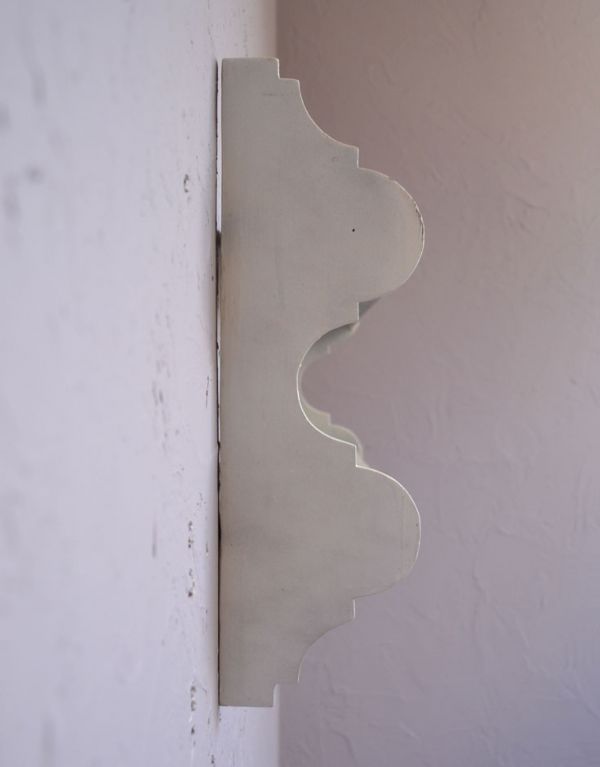 ウォールシェルフ・ウォールハンガー　アンティーク家具　アンティークの小さなペイント家具、たっぷり飾れるウォールシェルフ。可愛らしいカッティングがされています。(d-1065-f)