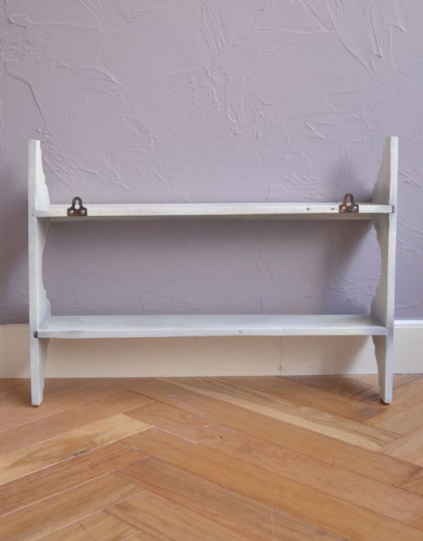 ウォールシェルフ・ウォールハンガー　アンティーク家具　アンティークの小さなペイント家具、たっぷり飾れるウォールシェルフ。専門の職人によってお直ししていますが、アンティークは新品ではありません。(d-1065-f)