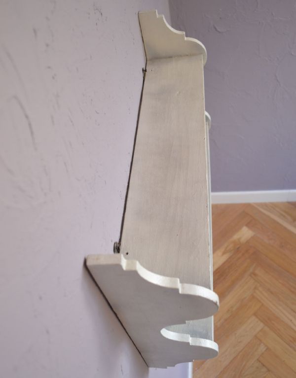 ウォールシェルフ・ウォールハンガー　アンティーク家具　アンティークの小さなペイント家具、たっぷり飾れるウォールシェルフ。天板付きなので、写真立てや絵を飾ってもステキですよ。(d-1065-f)