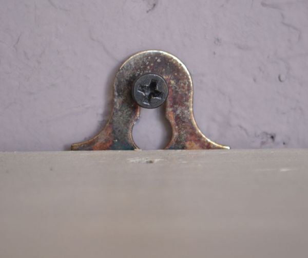 ウォールシェルフ・ウォールハンガー　アンティーク家具　アンティークの小さなペイント家具、たっぷり飾れるウォールシェルフ。壁に取り付ける用の金具が付いています。(d-1065-f)