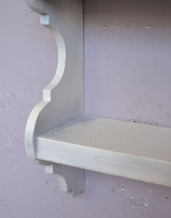 ウォールシェルフ・ウォールハンガー　アンティーク家具　アンティークの小さなペイント家具、たっぷり飾れるウォールシェルフ。ペイントはアンティークならではのお洒落なカラー。(d-1065-f)