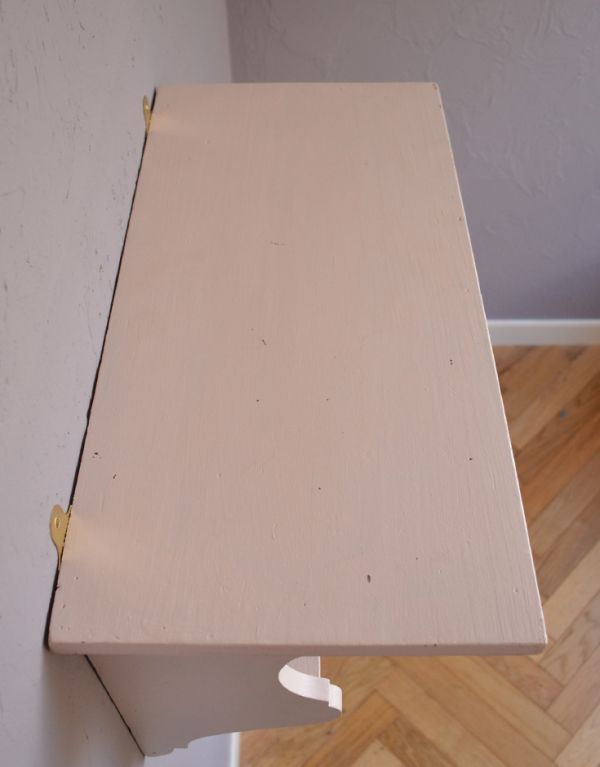 ウォールシェルフ・ウォールハンガー アンティーク家具 アンティークの小さな家具、ピンクベージュのウォールシェルフ。天板付きなので、写真立てや絵を飾ってもステキですよ。(d-1066-f)