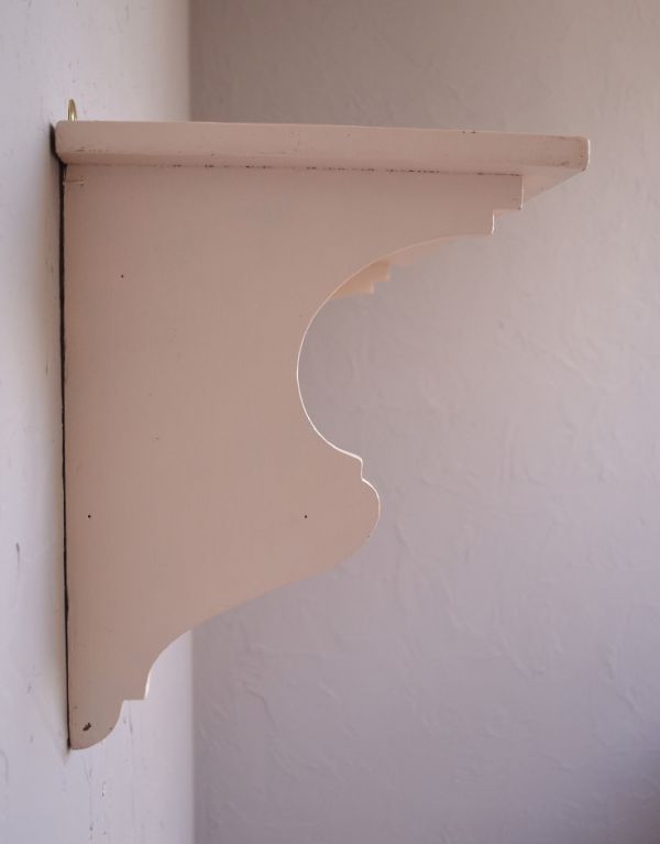 ウォールシェルフ・ウォールハンガー アンティーク家具 アンティークの小さな家具、ピンクベージュのウォールシェルフ。可愛らしいカッティングがされています。(d-1066-f)