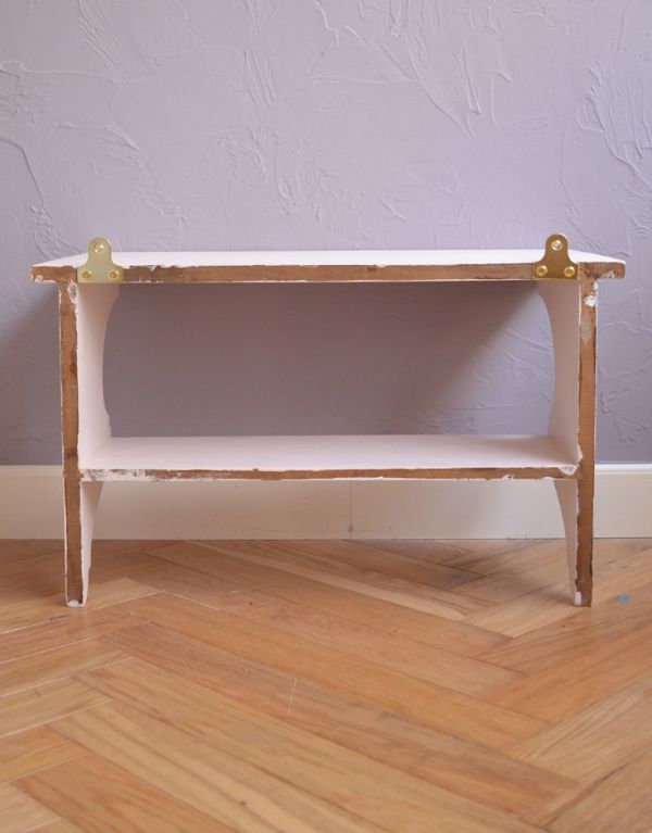 ウォールシェルフ・ウォールハンガー アンティーク家具 アンティークの小さな家具、ピンクベージュのウォールシェルフ。専門の職人によってお直ししていますが、アンティークは新品ではありません。(d-1066-f)