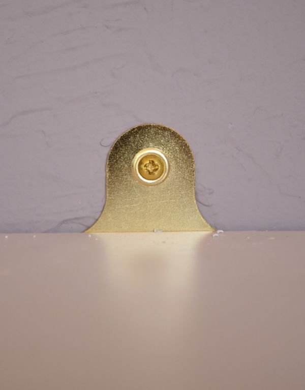 ウォールシェルフ・ウォールハンガー アンティーク家具 アンティークの小さな家具、ピンクベージュのウォールシェルフ。壁に取り付ける用の金具が付いています。(d-1066-f)