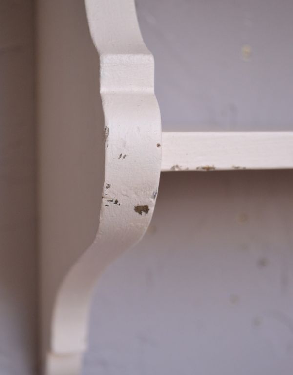 ウォールシェルフ・ウォールハンガー アンティーク家具 アンティークの小さな家具、ピンクベージュのウォールシェルフ。ペイントはアンティークならではのお洒落なカラー。(d-1066-f)