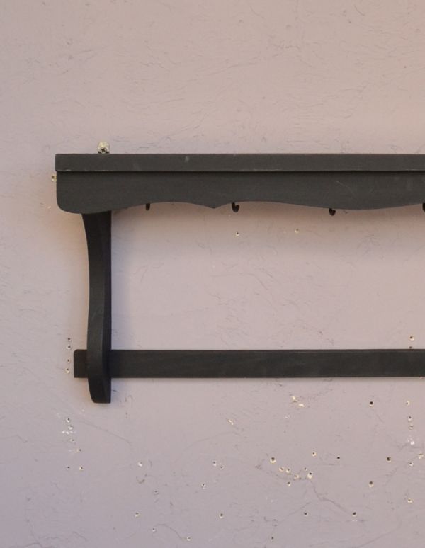 ウォールシェルフ・ウォールハンガー アンティーク家具 お洒落なペイントのアンティーク家具、フックが付いたウォールシェルフ。お気に入りの小物を並べて楽しめるアンティークアイテムです。(d-1068-f)