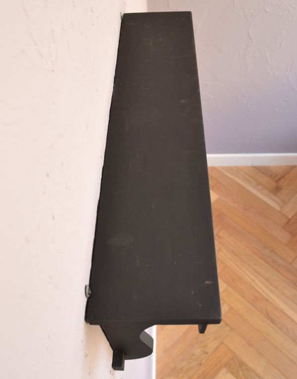 ウォールシェルフ・ウォールハンガー アンティーク家具 お洒落なペイントのアンティーク家具、フックが付いたウォールシェルフ。ディスプレイとたっぷり楽しめる天板です。(d-1068-f)